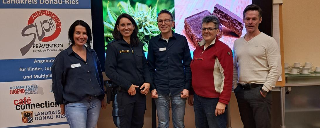 v.l.n.r: Andrea Ramold (Landratsamt Donau-Ries), Sabrina Trieb (Polizeiinspektion Donau-Ries), Stefan Graßl (Landratsamt Donau-Ries), Birgit Baier (Notärztin), Niels Pruin (Caritas Suchtfachambulanz Donau-Ries).