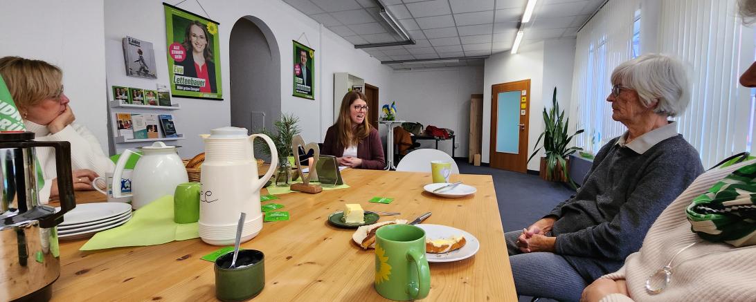 Auf dem Bild sind die Frauen beim Frauenfrühstück zu sehen.