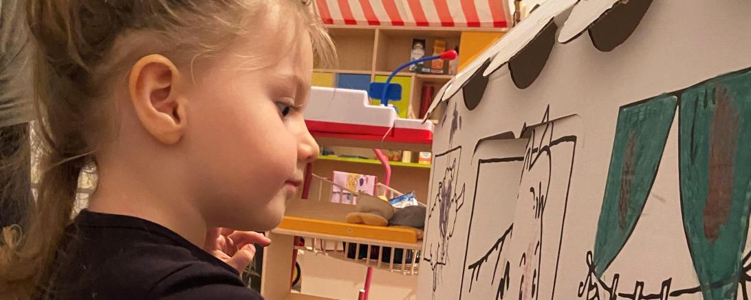 Mit großer Konzentration bemalt Lea ihr Spielhaus aus Wellpappe, um am Gestaltungswettbewerb teilzunehmen. 