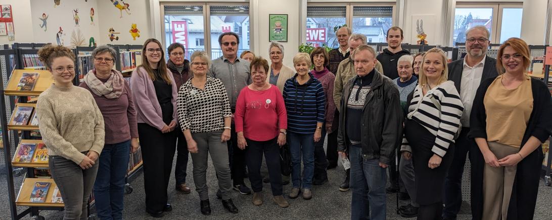 Die Rainer Digitallotsen mit Koordinatorin Jasmin Doster (rechts), Bürgermeister Karl Rehm (2. von rechts) und Laura Brummer (Landkreis Donau-Ries, links) freuen sich zusammen mit den ersten Interessierten über den Startschuss des Projekts Digitallotsen in Rain. 