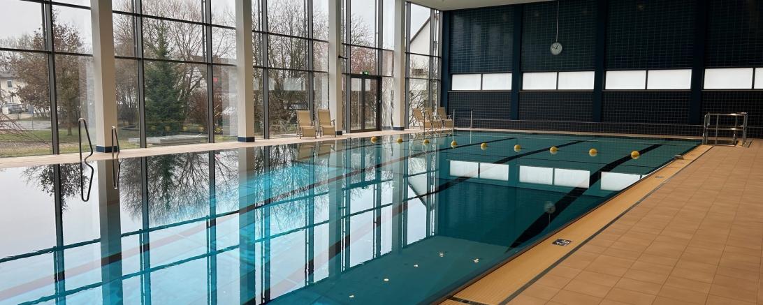 Das neue Hallenbad in Rain. 