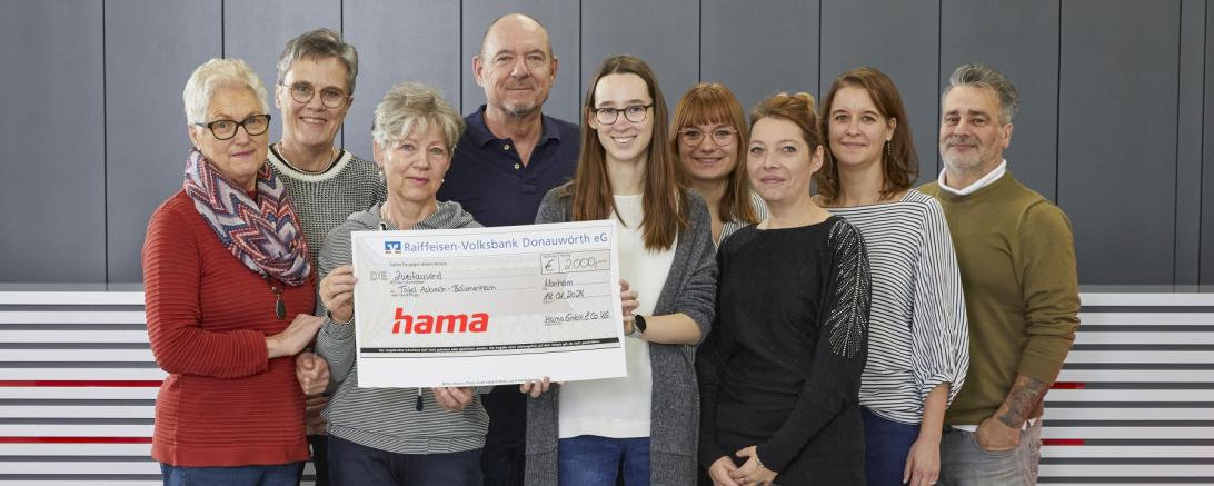 Einen Scheck über 2000 Euro konnten Vertreter von Hama kürzlich an die Tafel Asbach-Bäumenheim überreichen.