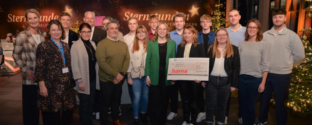Marianne Lüddeckens und Angelika Martinetz vom Bayerischen Rundfunk (links), Fotocrasher und Schauspieler Ferdinand Hofer sowie 15 Mitarbeiterinnen und Mitarbeiter von Hama.