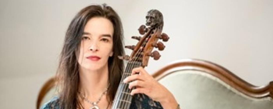 Viola Hill mit ihrem Instrument.