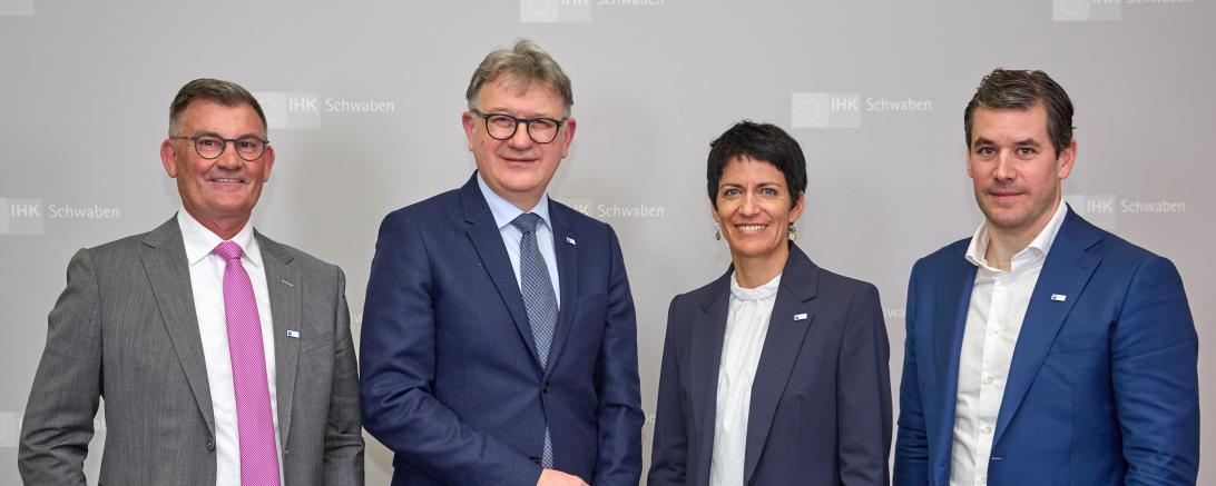 Der neue IHK-Präsident Reinhold Braun mit seinen ebenfalls neu gewählten Stellvertretern (v.l.n.r.) Gerd Stiefel (Fritz Stiefel Industrie-Vertretungen GmbH), Dorothee Buhmann (Buhmann Systeme GmbH) und Peter Leo Dobler (Dobler GmbH & Co. KG Bauunternehmung).