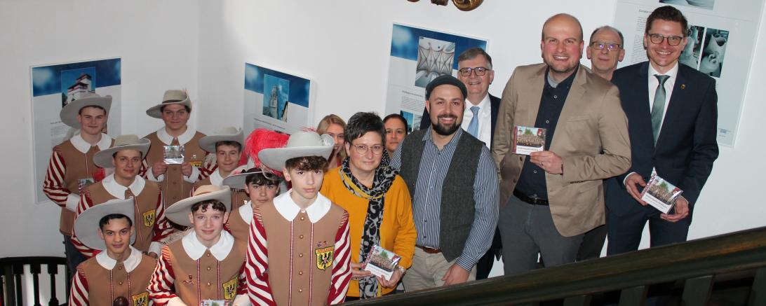 Mitglieder der Nördlinger Knabenkapelle präsentieren mit (v.r.) OB David Wittner, Stadtkapellmeister Oliver Körner und Lukas Bruckmeyer vom Donauton Studio die neue CD vor. 