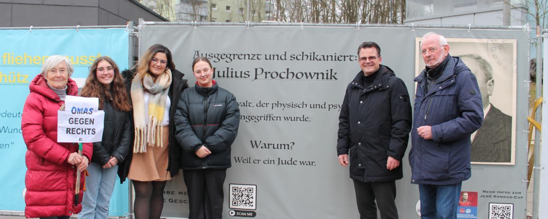 Das Bild zeigt v.l. Ausstellungsbesucherin Marlies Streitwieser und Sophia Spreng, Fatma Sonkur-Filiz und Laura Burgesmeier, die die Ausstellung erstellt haben, Oberbürgermeister Jürgen Sorré und Quartiersmanager Jörg Fischr. 