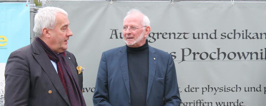 Antisemitismus-Beauftragter Ludwig Spaenle (li.) im Gespräch mit Quartiersmanager Jörg Fischer. 