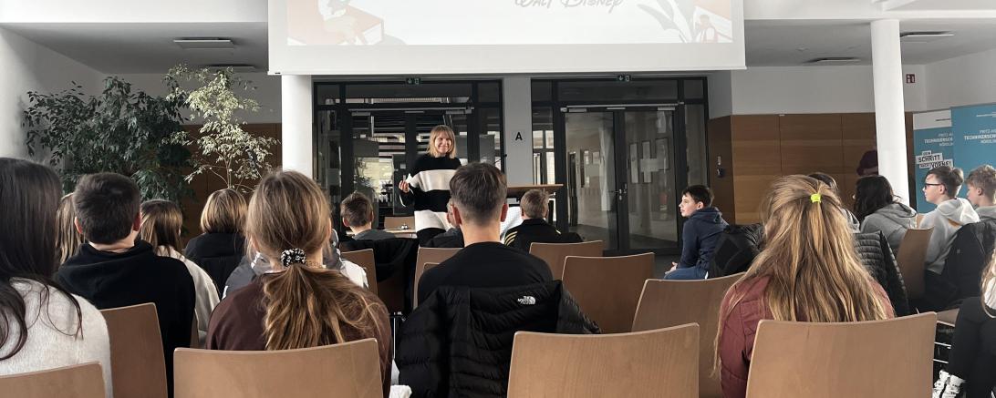 Das Bild zeigt den Vorlesewettbewerb der Wirtschaftsschule Nördlingen.