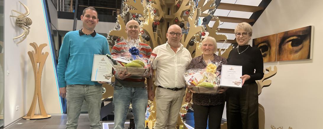 Von links: Christoph Mayer (Produktionsleiter), Tobias Dannhorn (25 Jahre), Roland Abel (Geschäftsführer), Christa Korsistka (15 Jahre) u. Birgit Abel (Prokuristin), es fehlt Getrud Rundbuchner.