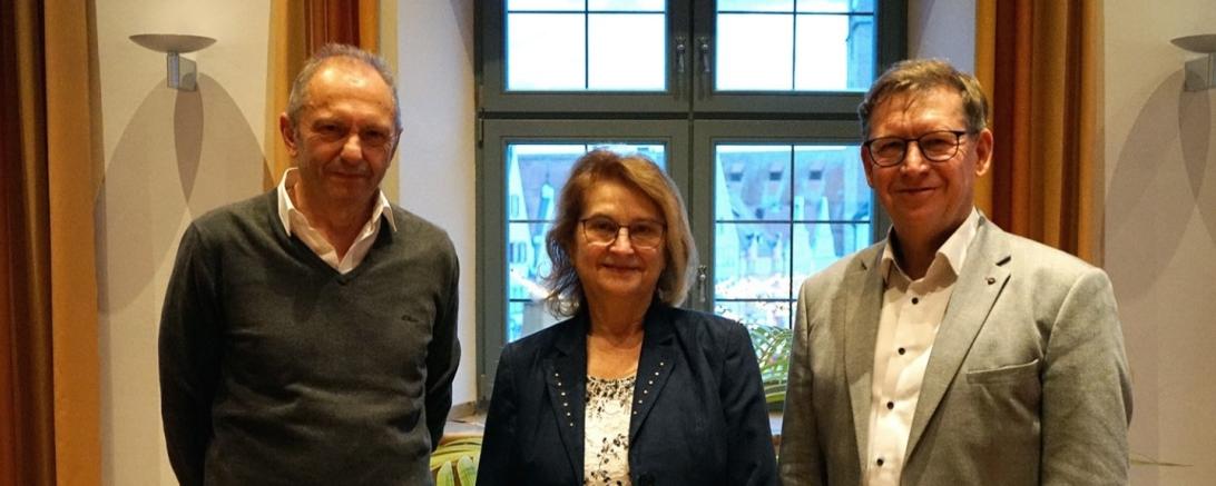 Von links nach rechts: Adelbert Singer, Gudrun Hieble und Landrat Stefan Rößle.