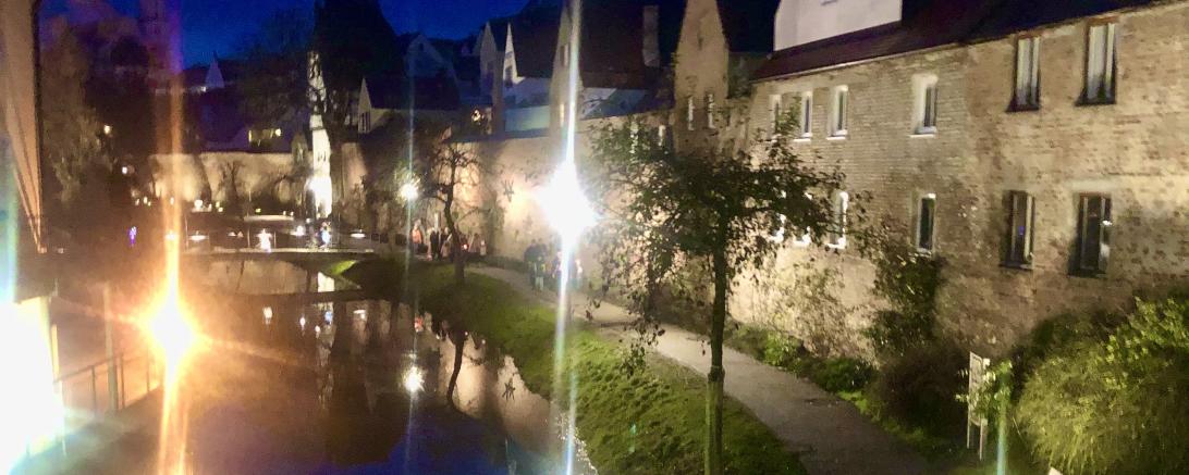 Das Bild zeigt die kleine Wörnitz in Donauwörth bei Nacht.