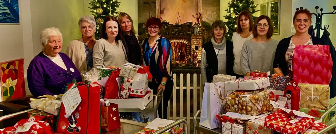Im Seniorenheim Rain vor der Verteilung der Wunschbaum-Geschenke.