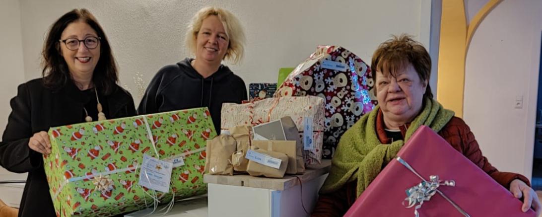 Geschenkeübergabe im Kinderheim „Zuhause auf Gut Hemerten“. Von links: Marianne Schlamp (Helferkreis Rain), Elke Pangratz-Schneider (Kinderheim), Brigitte Bedrich (Helferkreis Rain)