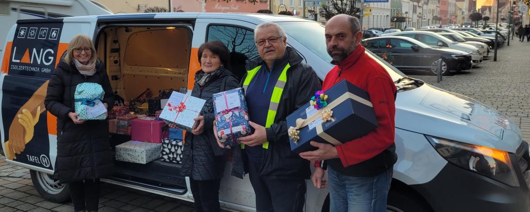 Wunschbaumgeschenke für die Tafel in Bäumenheim. Von links: Hedwig Rehm (Helferkreis Rain), Marianne Wagner (Tafel Bäumenheim) und Helfer.