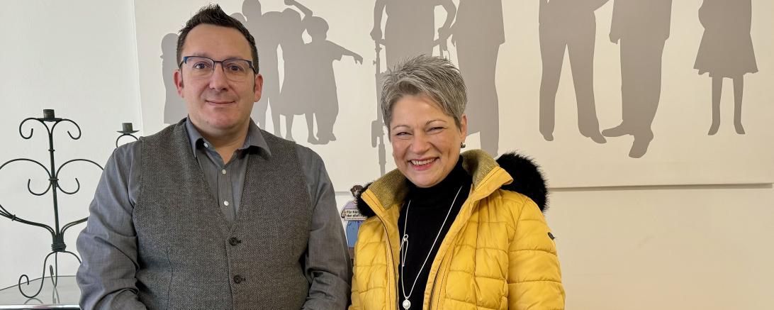 Das Bild zeigt Birgit Rössle bei der Geldübergabe an den Geschäftsführer der Caritas Donau-Ries, Branko Schäpers.