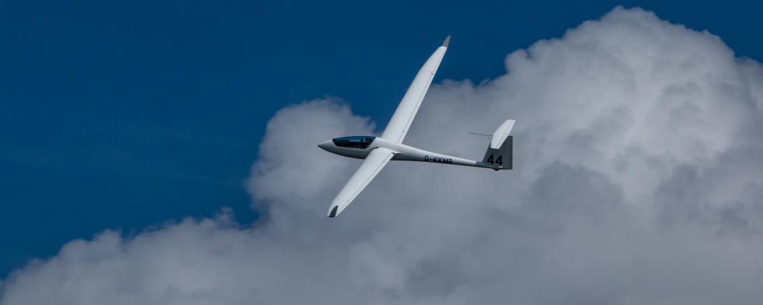 Auf dem Bild ist ein Segelflugzeug zu sehen.