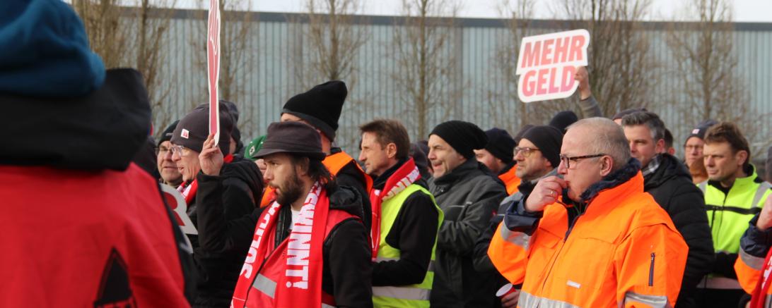 Die streikenden Mitarbeiter vor der Firma JELD-WEN.