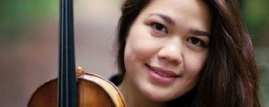 Julia Heusler mit ihrer Violine.