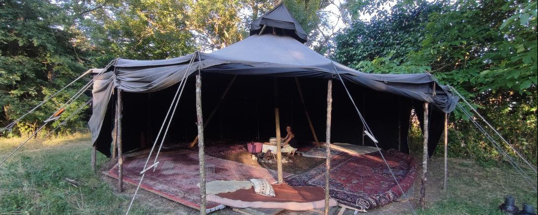 Auf dem Bild ist eine Jurte im Wurzelhof zu sehen.
