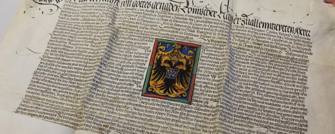 Auf dem Bild ist der kaiserliche Wappenbrief zu sehen.
