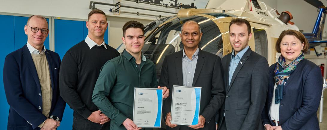 Frank Müller (Mitglied der Geschäftsführung und Arbeitsdirektor bei Airbus Helicopters in Donauwörth), Sebastian Herdam (Ausbildungsmeister), Janik Gumpp (Landesbester), Srinath Thiruvengadam (Leiter Ausbildung), Matthias Hausmann (IHK Regionalgeschäftsführer), Claudia Marb (Stv. Landrätin Landratsamt Donau-Ries).
