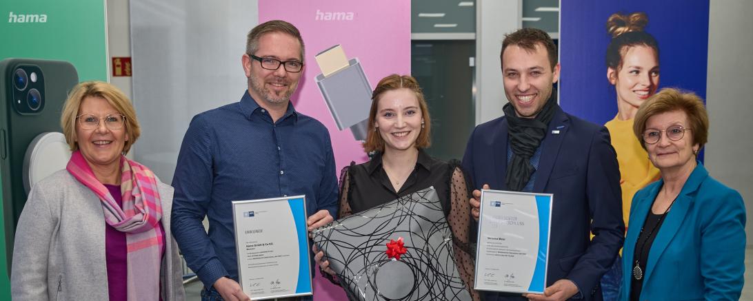 V.l.n.r. Simone Heidenreich (Teamleitung Aus-und Weiterbildung HAMA, Christian Kutscha (Ausbilder), Veronika Meier (Landesbeste), Matthias Hausmann (Regionalgeschäftsführer), Ursula Kneißl-Eder (Stv. Landrätin Landratsamt Donau-Ries).
