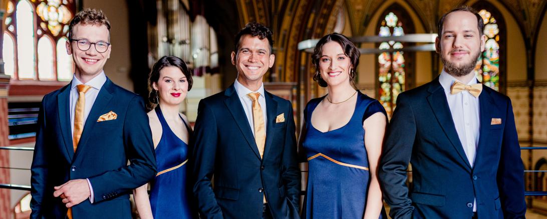 Auf dem Bild ist das Calmus Ensembles zu sehen.