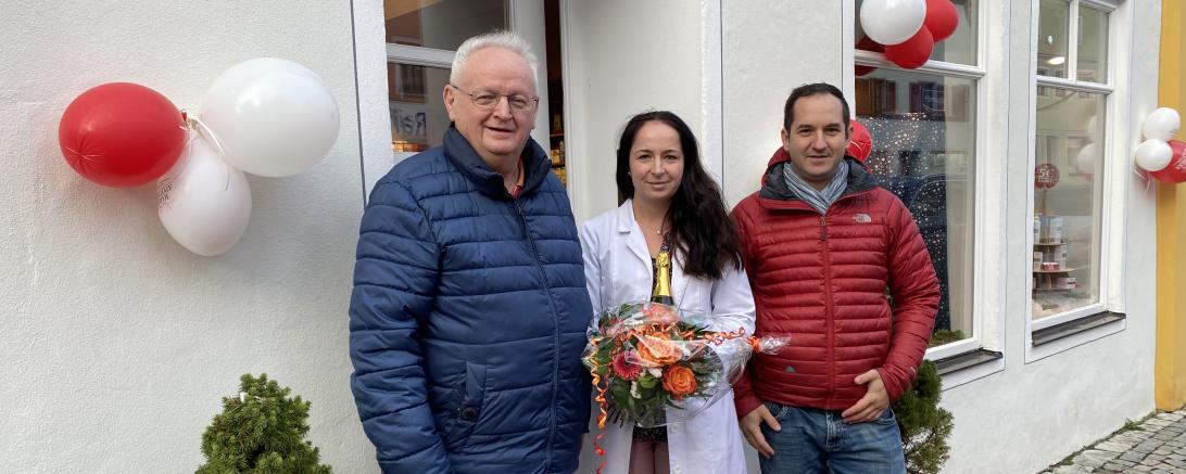 Das Bild zeigt die Geschäftsübernahme der Marien-Apotheke.