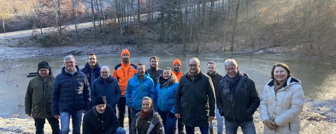 Unter anderen machten sich Manuel Westphal, Landrat von Weißenburg-Gunzenhausen, stellvertretende Donau-Rieser Landrätin Claudia Marb und Daitings Bürgermeister Roland Wildfeuer ein Bild von den Naturschutzmaßnahmen am Schallerweiher. 