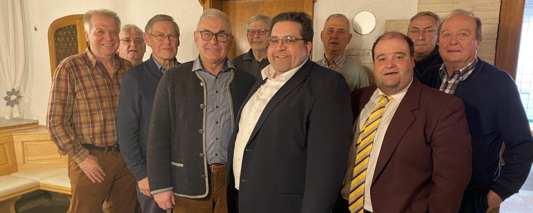 Die neue Vorstandschaft (v. links): Adalbert Rößle (Notenwart und Fähnrich), Eckhard Sims (Beisitzer), Sebastian Graf (Kassier), Hubert Eberle (3. Vorstand), Siegfried Schuster (Besitzer), Christian Hornung (1. Vorstand), Ludwig Höck (Beisitzer), Matthias Schefstos (2. Vorstand), Wolfgang Frost (Beisitzer), Alfred Mayr (Schriftführer). Auf dem Bild fehlen: Chorleiter und Ehrenmitglied Heinrich Speer sowie Christian Singvogel (Beisitzer). 