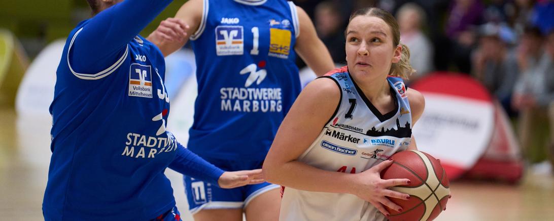 Enija Viksne, hier beim Zug zum Korb, steuerte gegen Marburg starke 13 Punkte bei.