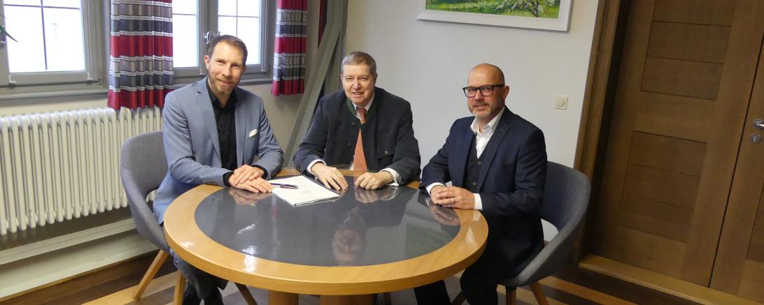 Auf dem Bild zu sehen: Bürgermeister Thomas Heydecker (links) und Martin Götz, Projektmanager Hotel Krone (rechts).