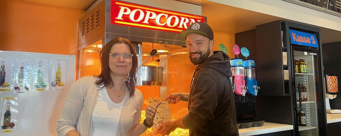 Filmparty im Ries-Theater Nördlingen. Fladen-Pirat Marcel Kraft (Fladen-Piraten, rechts) und Marion Böhm (Kino-Nördlingen) bringen die Kult-Romanze Dirty Dancing für einen Abend zurück auf die Leinwand des Nostalgie-Kinos "Ries-Theater Nördlingen".