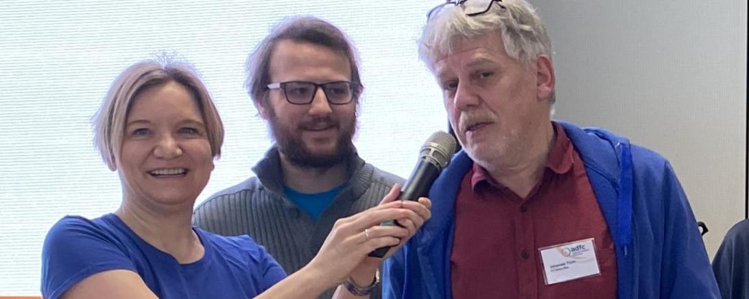 Johannes Thum (r.) nimmt für den ADFC Kreisverband Donau-Ries den 1. Preis für Mitgliedergewinnung entgegen.