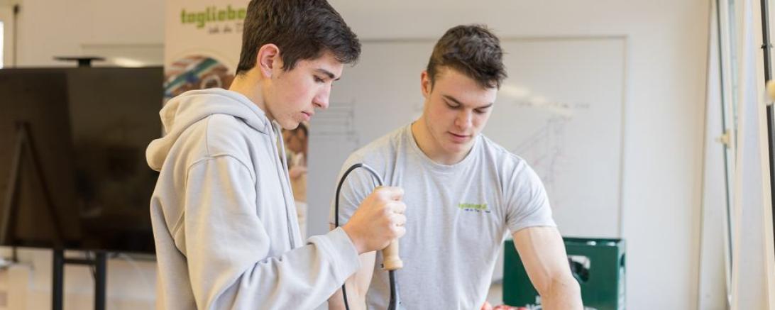Ein Schüler erhält Praxiseinblicke in die Ausbildungsberufe bei der Firma Taglieber Holzbau in Oettingen.