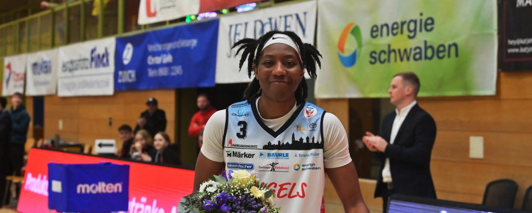 Blumenfan Danielle McCray. Sie verlässt Nördlingen wie vereinbart Ende des Monats und würde sich über einen Sieg über die Göttinger Veilchen sicherlich genauso freuen wie über den Blumenstrauß, den sie zur Verabschiedung in Nördlingen bereits erhalten hat. 