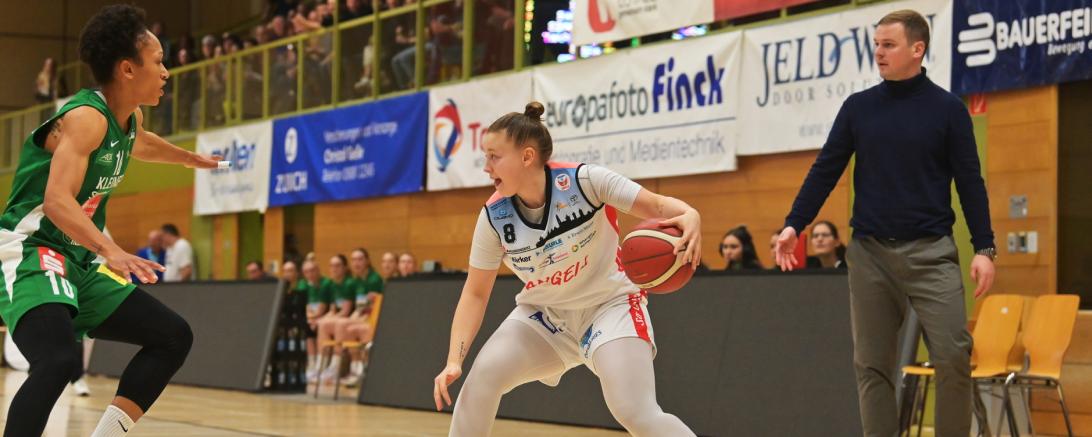 Eigner Angels Coach Matiss Rozlappe (rechts) und Angel Rosa Lehtortanta (mitte, gegen Keltern) dürften mit dem Start ins neue Basketballjahr alles andere als glücklich sein. Beim Pokalsieger und deutschen Vizemeister gab es eine deutliche 73:88 – Niederlage. 