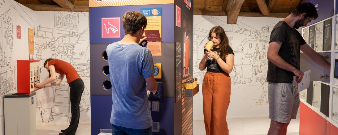 Blick in die Sonderausstellung „Schwaben! Unterwegs im Bezirk“.