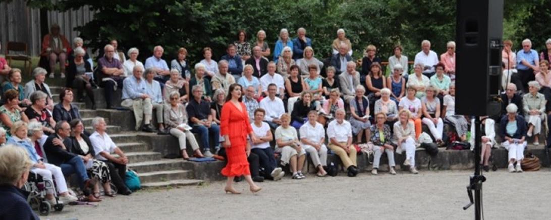 Das Konzert findet open air statt.