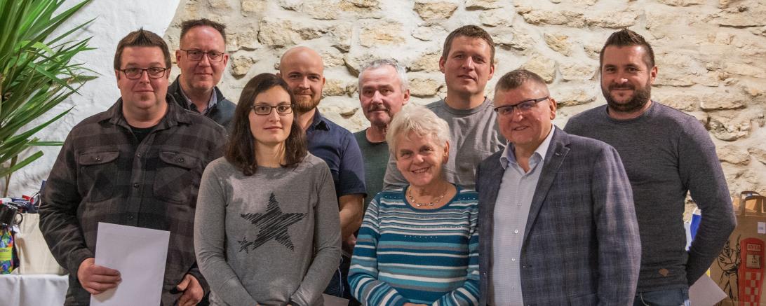 Die Jubilare aus 2023 im Bild von links nach rechts: Daniel Reule (10 Jahre), Tobias Schneider (10 Jahre), Carina Schuster (10 Jahre), Willy Reiber (10 Jahre), Norbert Kirsch (15 Jahre), Sieglinde Stark (25 Jahre), Michael Seubelt (15 Jahre), Martin Stark (Geschäftsführer), Andreas Weigel (25 Jahre). Nicht auf dem Bild: Martin Höhenberger (30 Jahre), Rita Wagner (10 Jahre).