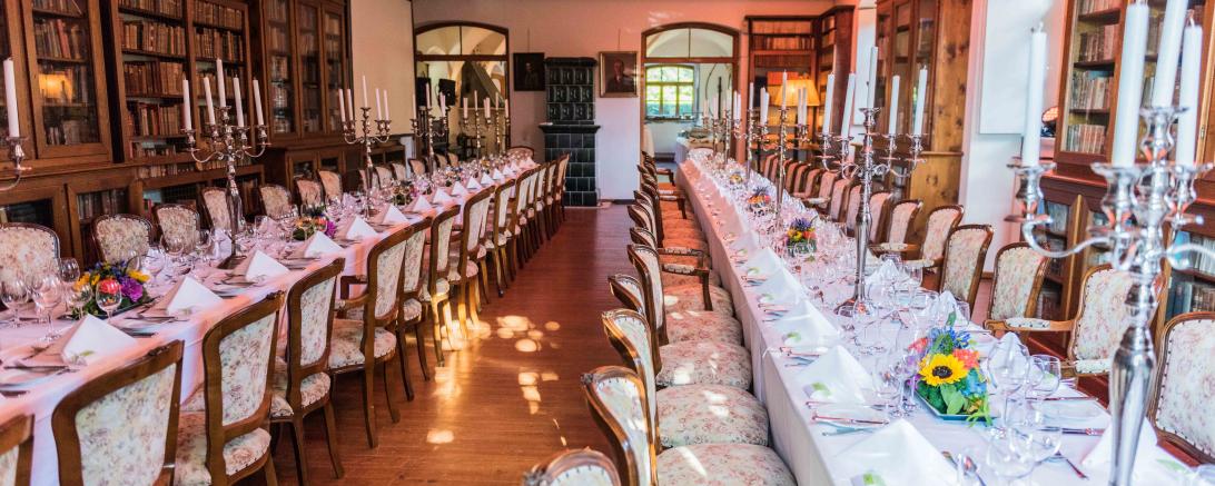 In der Bibliothek kann auch diniert werden.