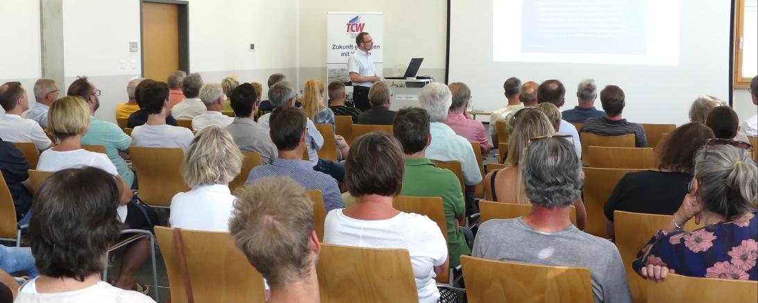 Zahlreiche Interessierte informieren sich über aktuelle und zukunftsweisende Themen im Rahmen des Vortragsprogramms am Technologie Centrum Westbayern.