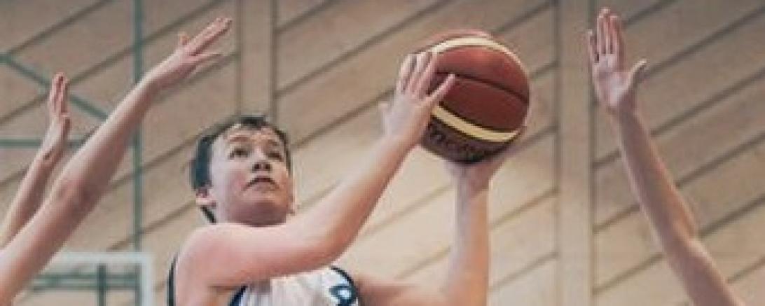 Donauwörth spielt in weiß.