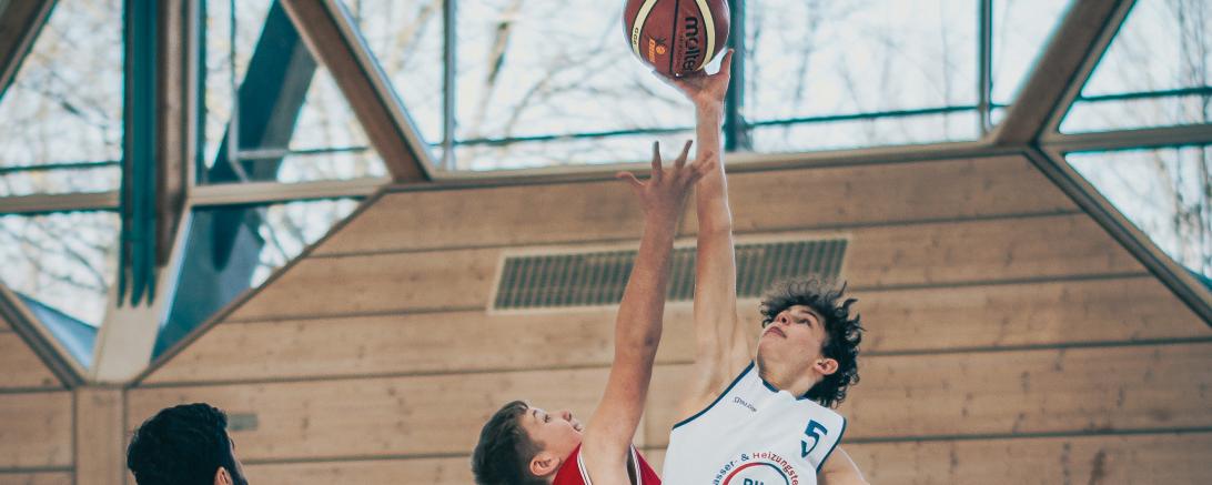 Donauwörth spielt in weiß. Am Ball: Friedrich Schlottermüller.