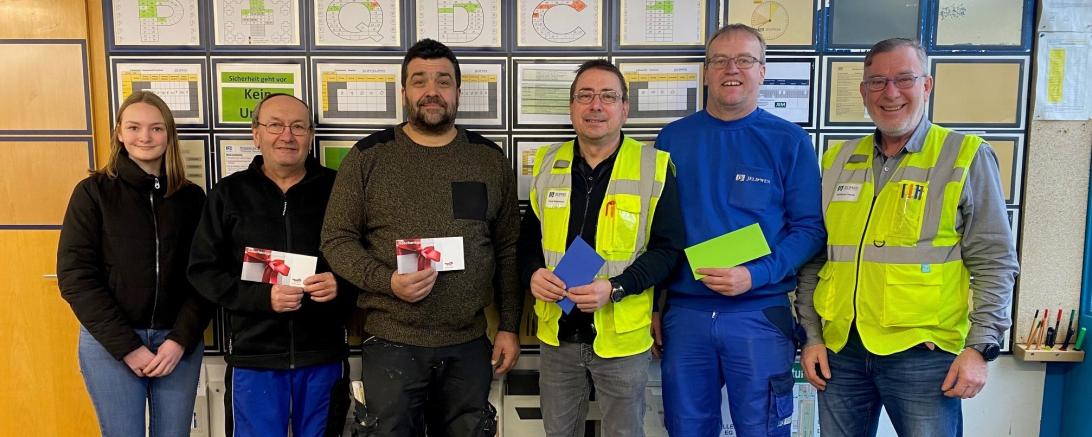 Auf dem Bild von links die Glücksfee Sara Uhl, die Gewinner Bruno Beyrle, Thomas Härtlein, Frank Wiedemann und Herbert Seefried sowie Werkleiter Wolfgang Oswald.