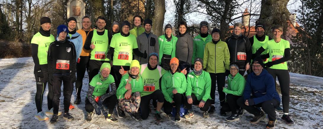 Auf dem Foto kurz vor dem Start der Großteil der Nördlinger Mannschaft vorne von links: Anneliese Zinke, Ingrid Hlawatsch, Hans Niederhuber, Brigitte Erdle, Ilona Hollndonner, Maria Dotzauer und Hans-Peter Schiele; dahinter von links Ulrike Schönmüller, Jonah Keplinger, Anton Keplinger, Martin Beck, Steffen Brenner, Heike Lang, Michael Kosiurak, Konrad Käser, MartinRommel, Brigitte Radajewski, Dagmar Hahn, Bernhard Satzenhofer, Andrea Grimmeisen, Sonja Wurm, Georg Eberhardt und Sarah Langer.
