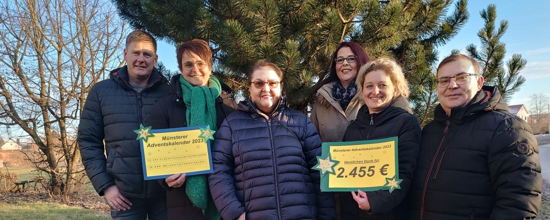 Über einen Spendenerlös von 2.455 Euro beim Adventsfensterln 2023 in Münster freuen sich von links: Christian und Beate Oßwald, Marianne Hoteran (Kirchenwirtin), Tamara Müller-Piesch (Elternbeirat Grundschule Holzheim-Münster), Yvonne und Dietmar Schmid. Auf dem Bild fehlen Tobias Halbmeir und Jan Rosenberger (Katholische Landjugend) sowie Adam Wagle (Kirchenwirt).