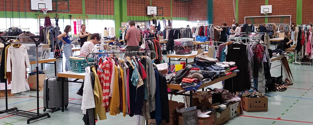 Das Bild zeigt den Mädelsflohmarkt.