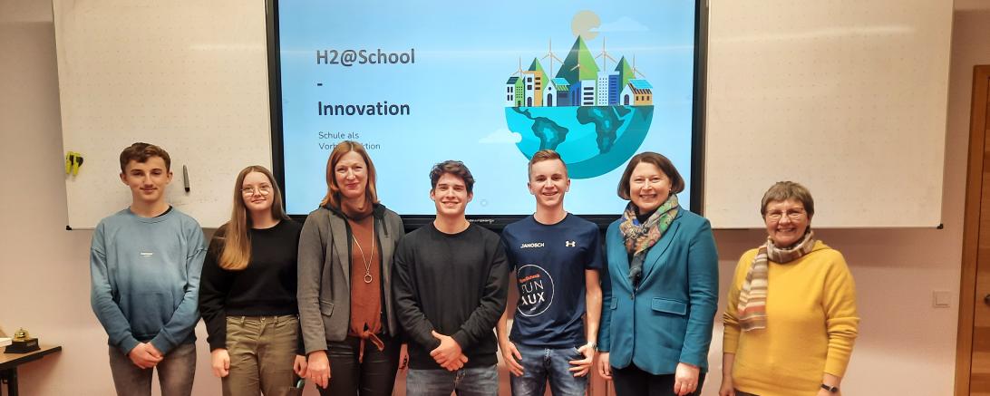 Die Schülerinnen und Schüler der 9a sowie der 11a des THG Nördlingen präsentierten Rita Ortler, 2. Bürgermeisterin der Stadt Nördlingen, (3. von links), Claudia Marb, stellv. Landrätin, (2. von rechts) sowie Schulleiterin Dr. Renate Rachidi ihre Ergebnisse der ersten Runde des Wettbewerbs "H2@School".